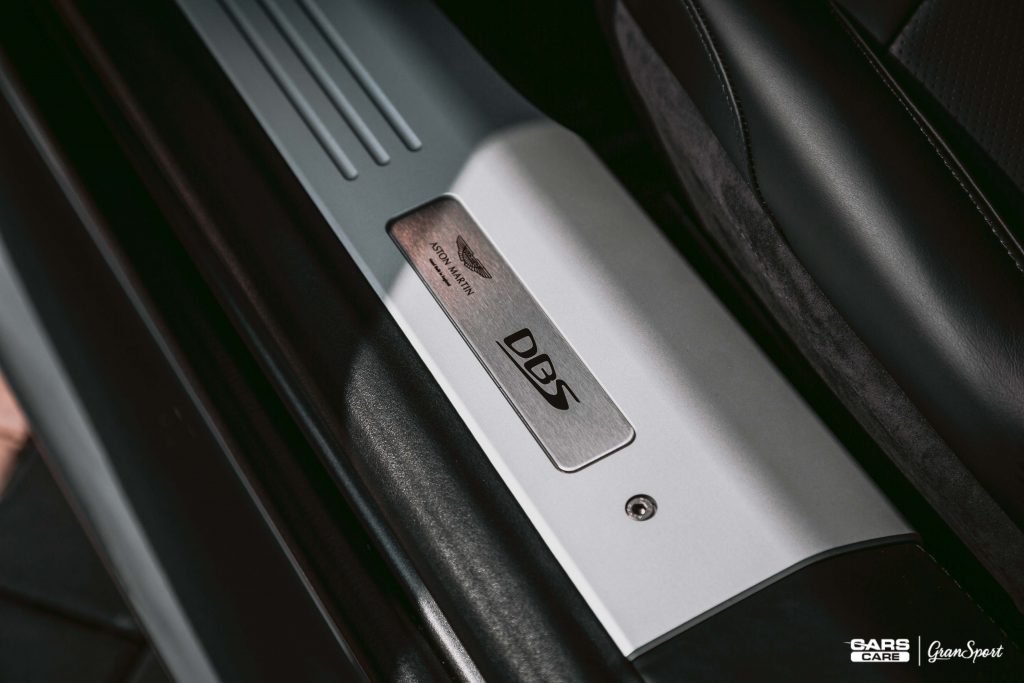 Aston Martin DBS Superleggera - detailing i czyszczenie wnętrza - carscare.pl