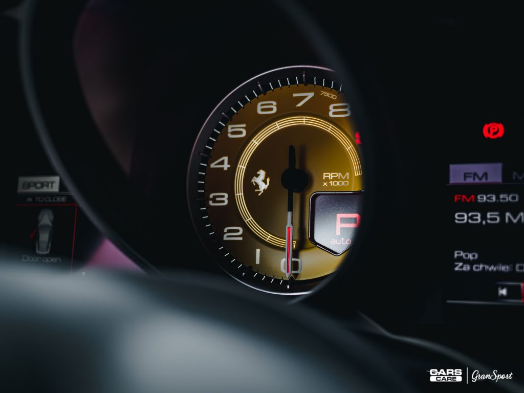Ferrari F12tdf - detailingowe czyszczenie wnętrza - carscare.pl