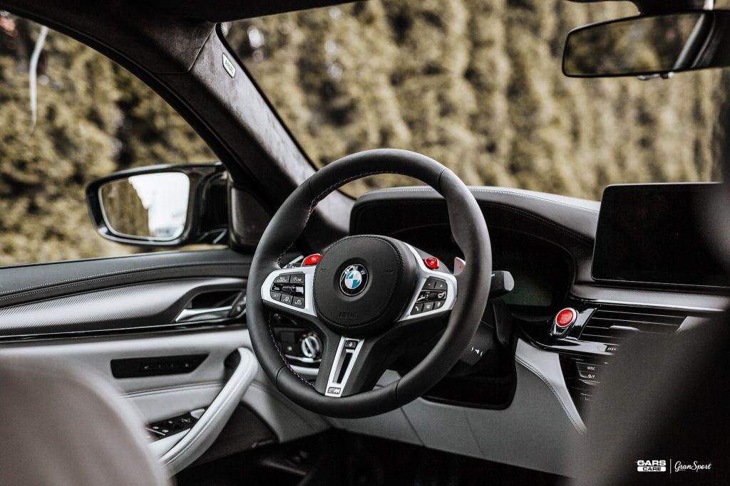 BMW M5 - Zabezpieczenie auta bezbarwną folią ochronną - carscare.pl