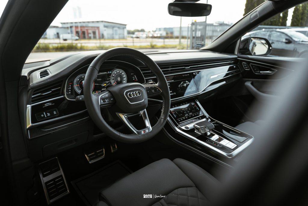 Audi Q8 - Zabezpieczenie auta bezbarwną folią ochronną - carscare.pl