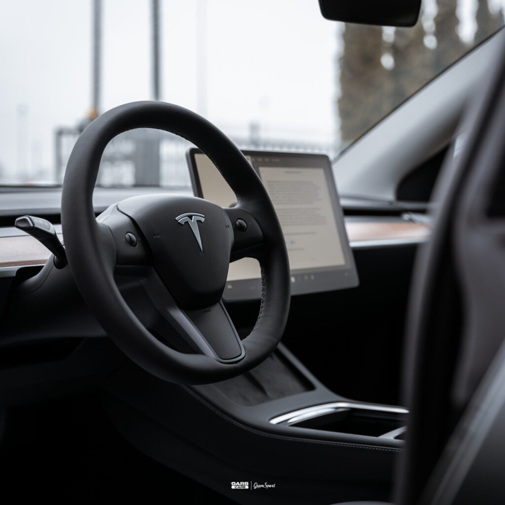 Tesla Model Y - Zabezpieczenie auta bezbarwną folią ochronną - carscare.pl