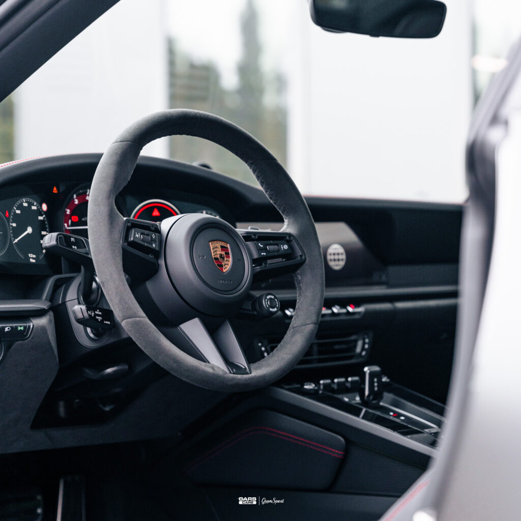 Porsche 911 992 - Zabezpieczenie auta bezbarwną folią ochronną - carscare.pl